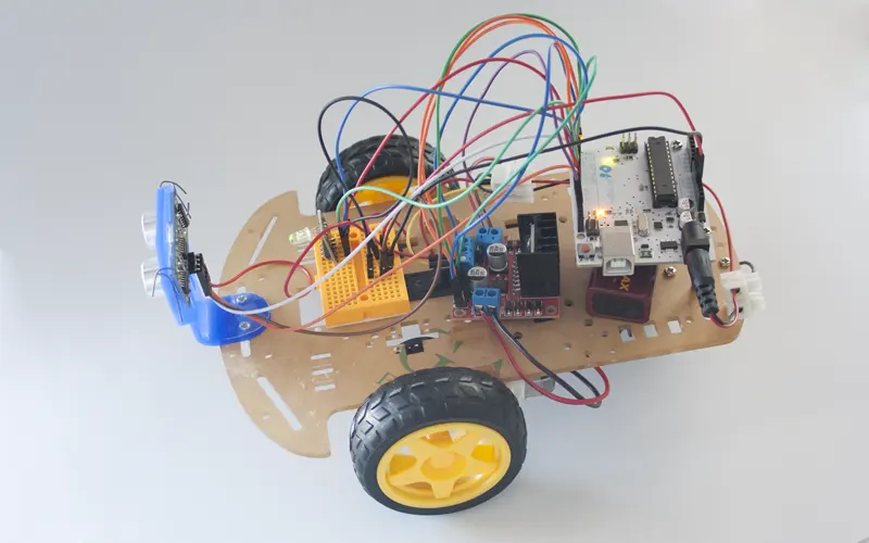 Robot esquiva obstáculos con Arduino y un sensor de ultrasonidos