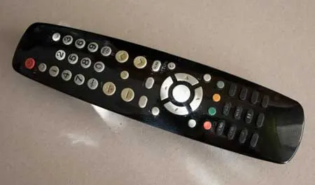 Control infrarrojo remoto e la TV, utilizado para encender y apagar el led
