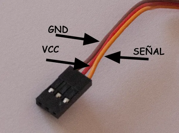 Cables de conexión de un servomotor, rojo (VCC), marrón (GND) y naranja (señal).
