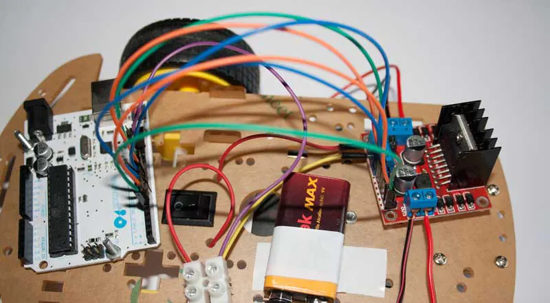 Colocamos los cables que conectan la placa Arduino y el controlador L298N.