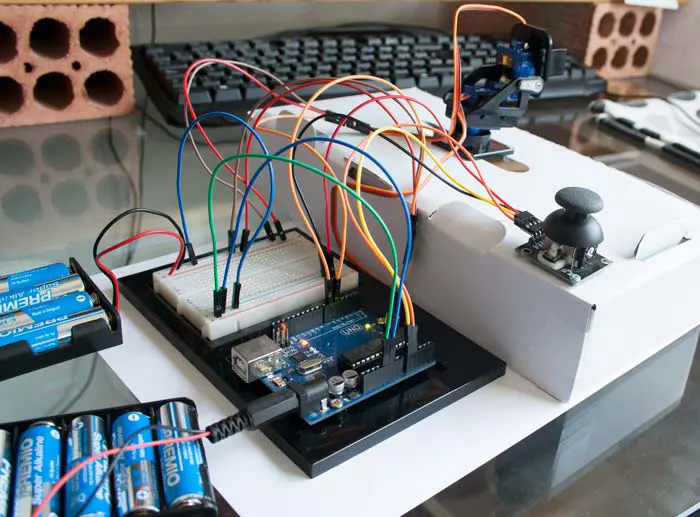 Plataforma móvil sujeta a una caja y conectada a la placa de Arduino