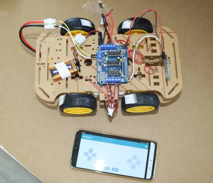 Conectamos la batería de Arduino y del controlador y vinculamos el teléfono con el robot